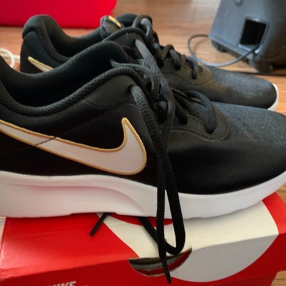 Nike Tanjun SE (Women’s) - Picture 1 of 2